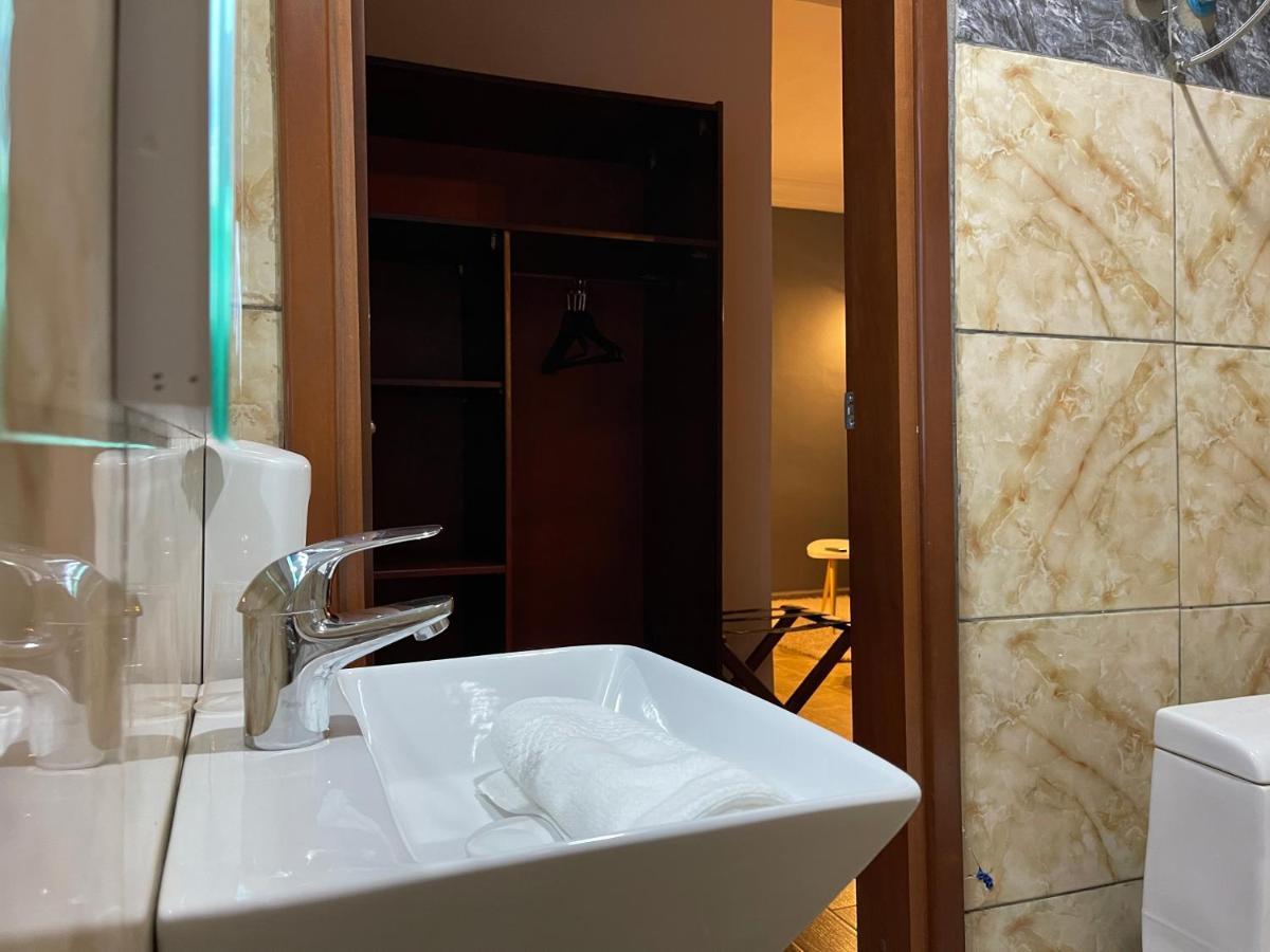 La Rochelle Hotel Yaoundé Esterno foto